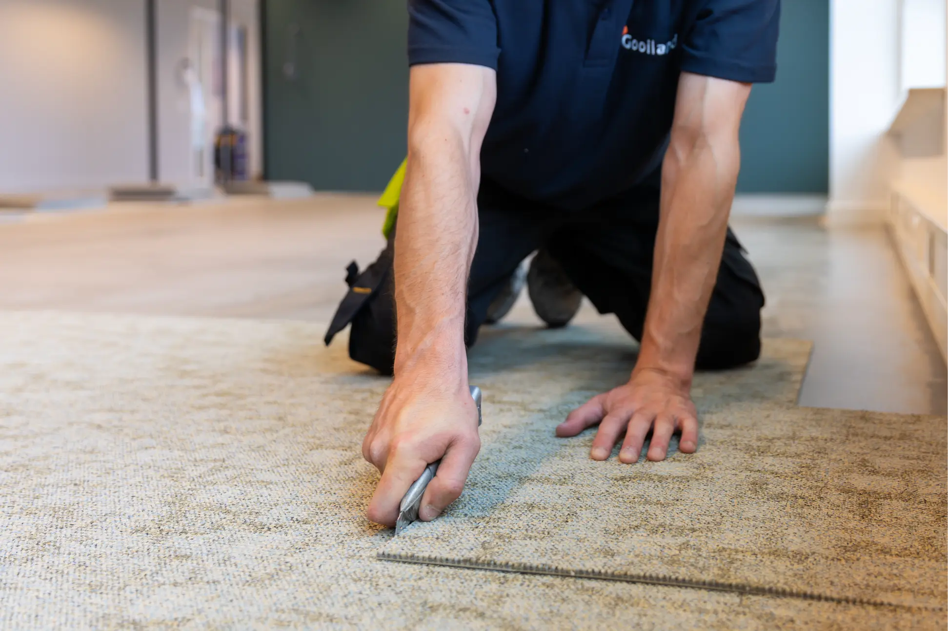 In deze afbeelding is een projectstoffeerder de projectvloer aan het leggen